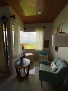 ein Wohnzimmer mit Sofa und Tisch in der Unterkunft Villa Paraiso in La Colonia