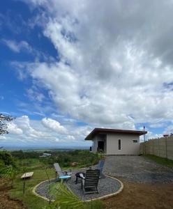 eine Terrasse mit 2 Stühlen und ein Gebäude in der Unterkunft Villa Paraiso in La Colonia