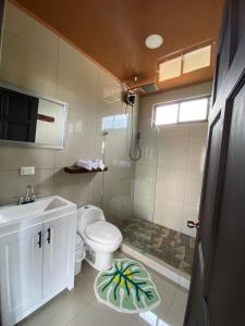 ein kleines Badezimmer mit Toilette und Waschbecken in der Unterkunft Villa Paraiso in La Colonia