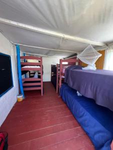 een slaapkamer met 2 bedden in een tent bij El Antiguo in Cabo Polonio