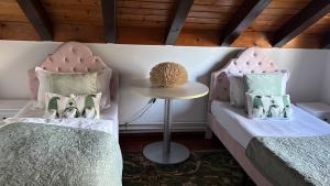 En eller flere senge i et værelse på Garden Apartment