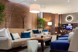 un soggiorno con un divano e un tavolo di Hotel Constantine the Great a Belgrado