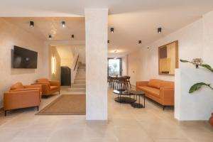 Et opholdsområde på Villa privada con barbacoa y patio cerca de la playa Torremolinos