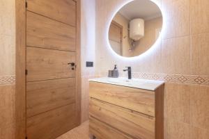 Et badeværelse på Villa privada con barbacoa y patio cerca de la playa Torremolinos + 33 billeder