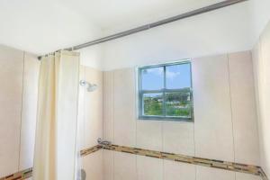 een badkamer met een douche en een raam bij Modern Cozy Apartment in Buckleys