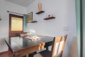 een eetkamer met een houten tafel en stoelen bij Modern Cozy Apartment in Buckleys +5 foto's