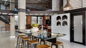 Posezení v ubytování Skyline Lofts by AvantStay: a multi-level industrial-chic retreat in DTLA with rooftop views soaring ceilings steps to dining music culture