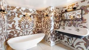 Koupelna v ubytování Skyline Lofts by AvantStay: a multi-level industrial-chic retreat in DTLA with rooftop views soaring ceilings steps to dining music culture + 28 fotografií