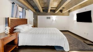 Postel nebo postele na pokoji v ubytování Skyline Lofts by AvantStay: a multi-level industrial-chic retreat in DTLA with rooftop views soaring ceilings steps to dining music culture