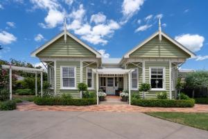 a green house with two gambrel at Milton Luxury Villa Accomodation in Cambridge