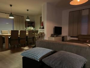 een woonkamer met een bank en een eetkamer bij Guesthouse Eekhoorn 16 in Kasterlee