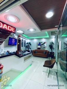 De lobby van een tankstation in Dade met een bank. bij Hotel Pousada-LG in Breves