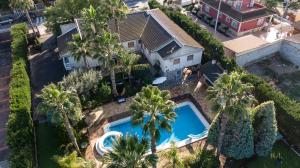 an aerial view of a house with a swimming pool and palm trees at Finca Aquí Me Quedo in Murcia