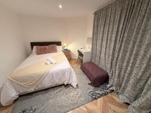 En eller flere senge i et værelse på Cozy living in Great Barr Birmingham