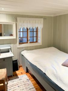 En eller flere senge i et værelse på Family Cabin With Charm