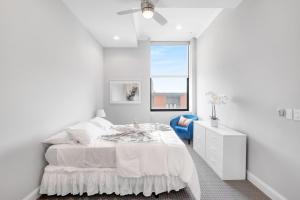 Postel nebo postele na pokoji v ubytování Magnificent 1BR with Pool & Gym + 45 fotografií