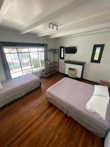 una camera da letto con due letti e un camino di Hostal Valle Norte a Viña del Mar