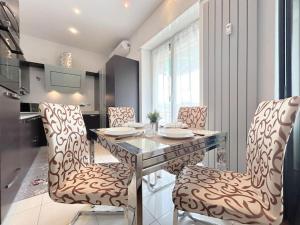 a kitchen with a table and two chairs and a counter at Elegante appartamento - Aeroporto - Porto - WiFi - Casa Gelsomino in Genoa +13 photos