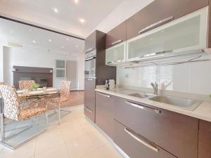 a kitchen with stainless steel appliances and a dining table at Elegante appartamento - Aeroporto - Porto - WiFi - Casa Gelsomino in Genoa