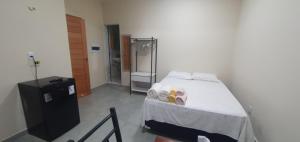 En eller flere senge i et værelse på Stúdio em ótima localização