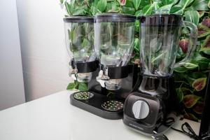 un frullatore appoggiato su un bancone con una pianta di Easy Flexhome Hostel a Berlino