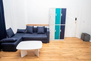 un soggiorno con un divano e un tavolo di Easy Flexhome Hostel a Berlino