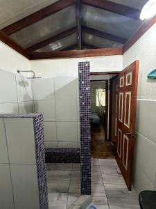 Phòng tắm tại Mono Azul Cahuita