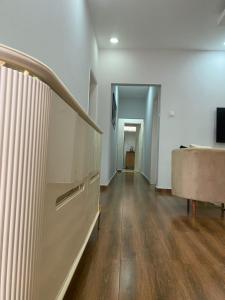 ein leeres Zimmer mit Couch und Flur in der Unterkunft Maculusso City Stay in Luanda