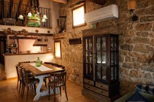 a kitchen and dining room with a table and chairs at Ca l'Era in Horta de San Joan