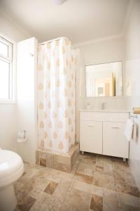 un bagno con doccia, WC e lavandino di Hotel y Cabañas Portal del Inca a Caldera