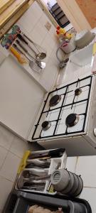 een aanrecht met een kookplaat en keukengerei bij Appartement Naim in Tozeur