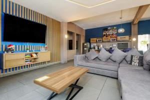 un salon avec un canapé et une télévision dans l'établissement Colmena Hotel CDMX Tonala, à Mexico