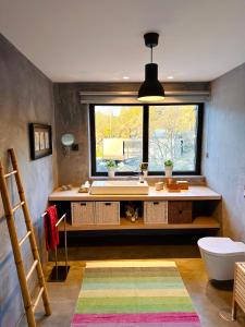 a bathroom with a sink and a window at Casa Do Guarda Rios in Ponte Nova