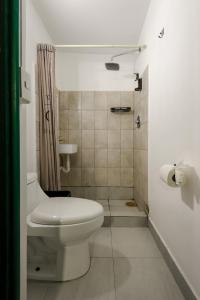 une salle de bain avec toilettes et douche dans l'établissement Colmena Hotel CDMX Tonala, à Mexico