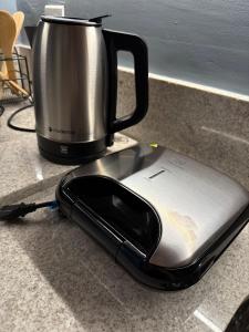 a toaster sitting on a counter next to a coffee pot at Flat completo e confortável in Cuiabá
