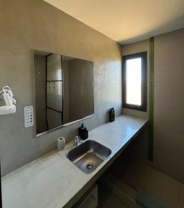 een badkamer met een wastafel en een spiegel bij HOMU DEP - Vista al mar in Puerto Deseado +8 foto's