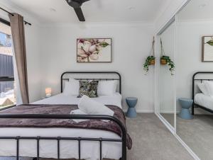 ein Schlafzimmer mit einem Bett und einem Fenster in der Unterkunft Ultimate Beachside Haven in Cabarita - Pet Friendly in Cabarita Beach