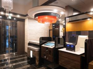 a salon with a cash register and a cash machine at APA Hotel Kodemmacho Ekimae in Tokyo