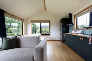 Køkken eller tekøkken på Sisters Beach Hideaway - A Coastal Escape