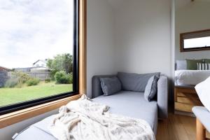 Et opholdsområde på Sisters Beach Hideaway - A Coastal Escape