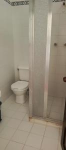 een badkamer met een toilet en een douche bij Finca Hotel El Juncal in Venecia