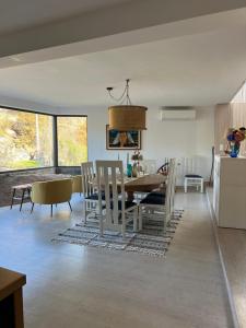 a kitchen and dining room with a table and chairs at Casa Do Guarda Rios in Ponte Nova +35 photos
