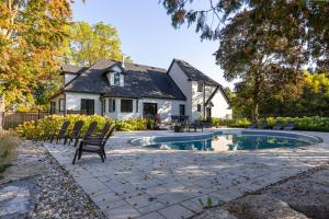 a house with a swimming pool in the yard at Vineyard Estate by the River with Pool in Niagara-on-the-Lake +28 photos