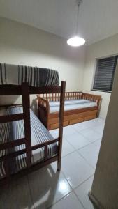 een kamer met twee stapelbedden en een raam bij Casa shalom in Serra Negra