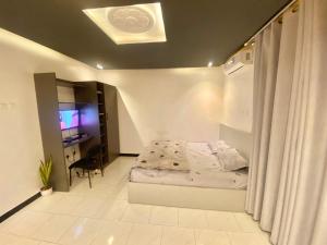 En eller flere senge i et værelse på Apartment in Accra