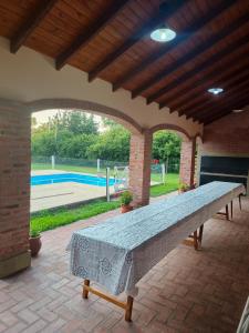 een grote tafel op een terras met een tennisbaan bij Sol y vida in Venado Tuerto