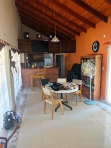 een woonkamer met een tafel en stoelen bij Sol y vida in Venado Tuerto