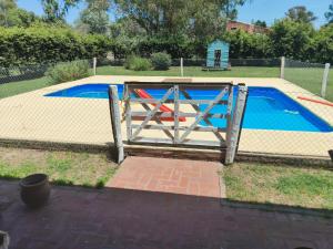 een poort voor een zwembad bij Sol y vida in Venado Tuerto