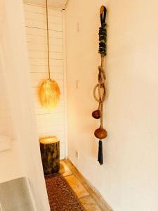 een hal met paraplu's aan een muur bij Casa Vento Curimãs in Barroquinha