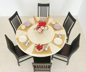 a dining room table with chairs and a bowl of flowers at 涵舍homestay in Sibu